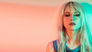Leia mais sobre o artigo Hayley Williams inicia carreira solo com Simmer, single de Petals For Armor